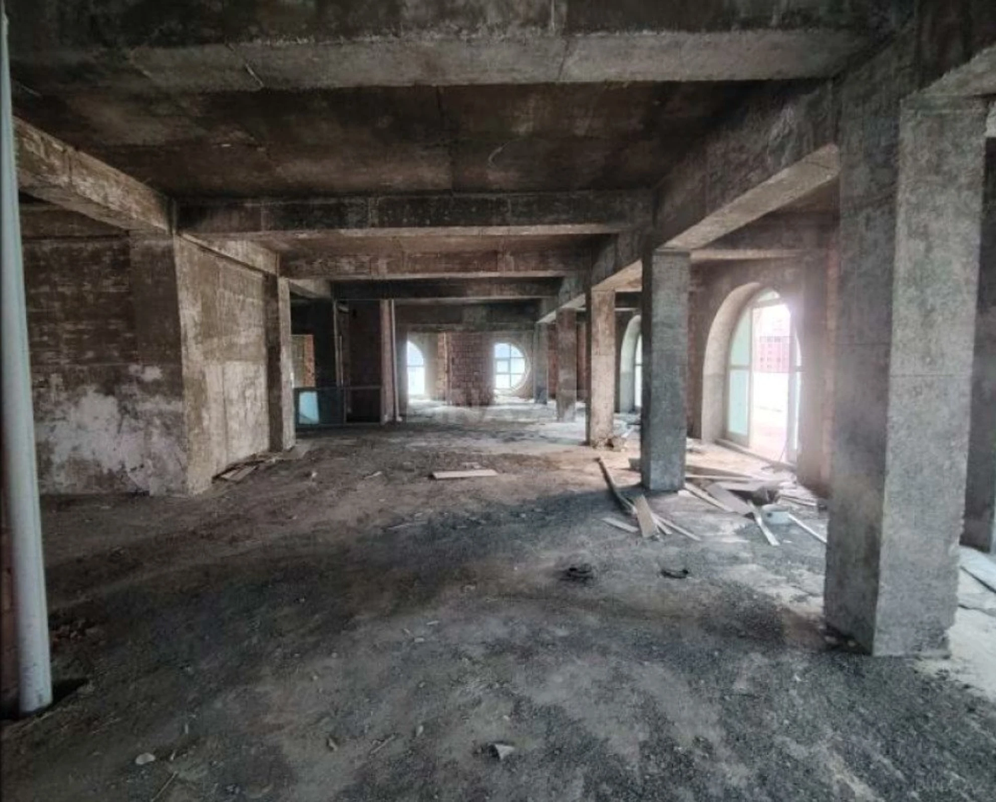 Satılır 4 otaqlı mənzil 2215 m²