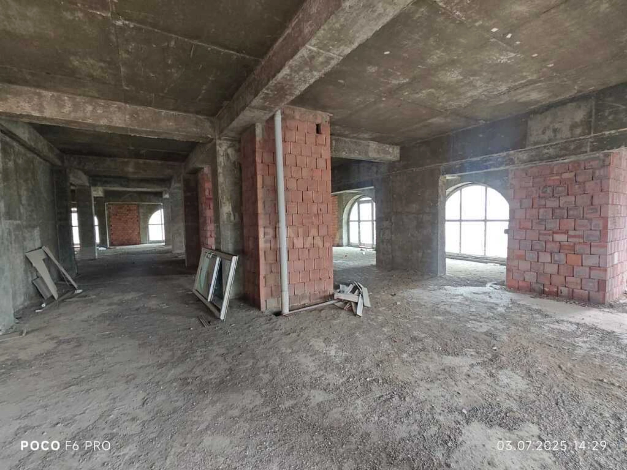 Satılır 4 otaqlı mənzil 2215 m²