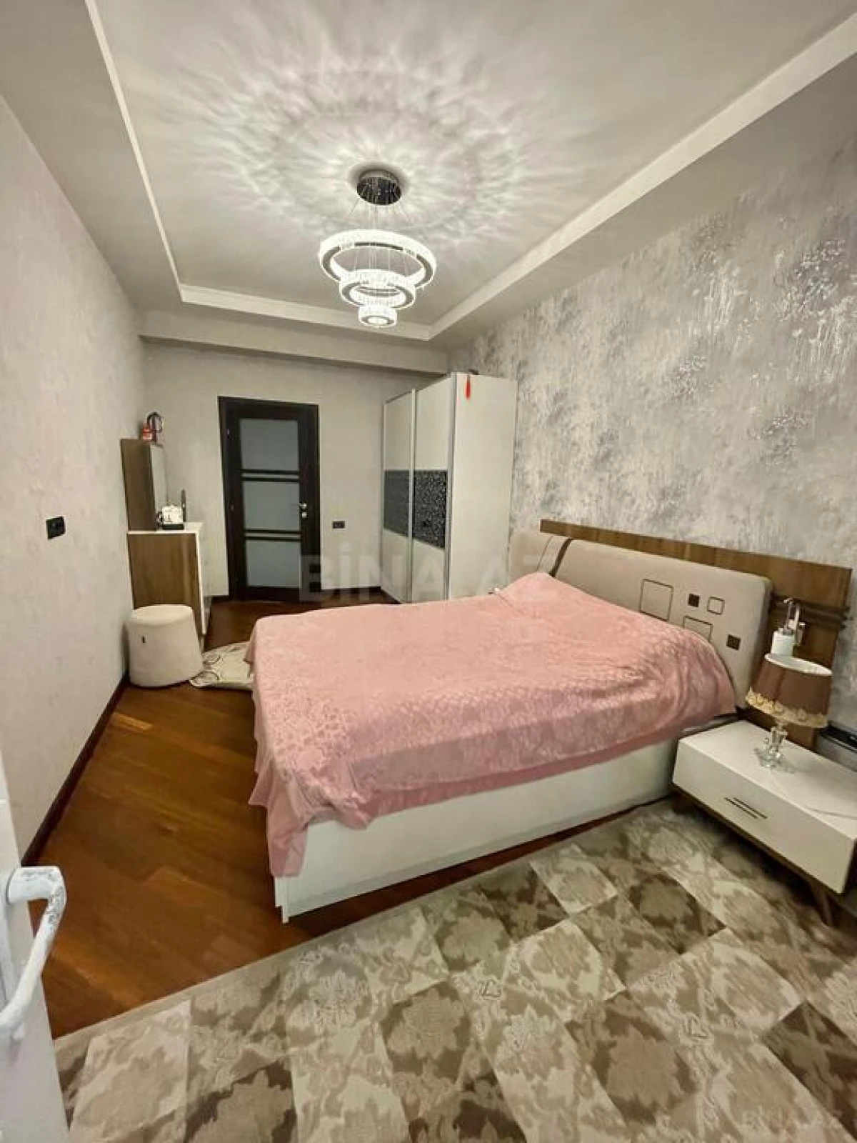Satılır 3 otaqlı mənzil 121 m²
