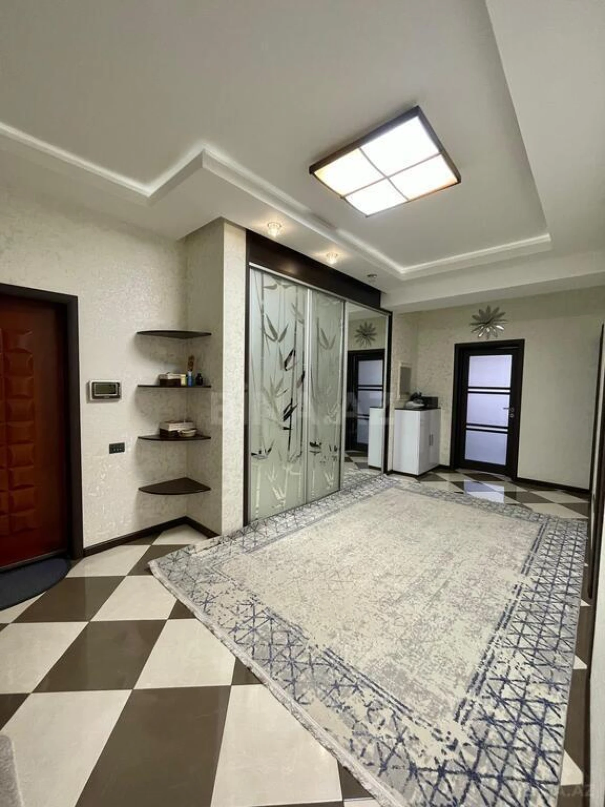 Satılır 3 otaqlı mənzil 121 m²