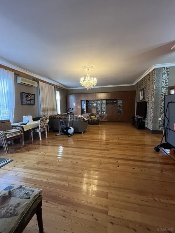 Satılır 7 otaqlı həyət evi 200 m²