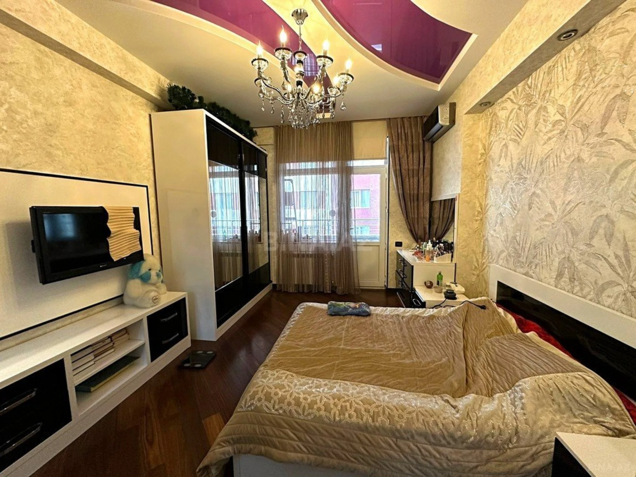 Satılır 4 otaqlı mənzil 134 m²