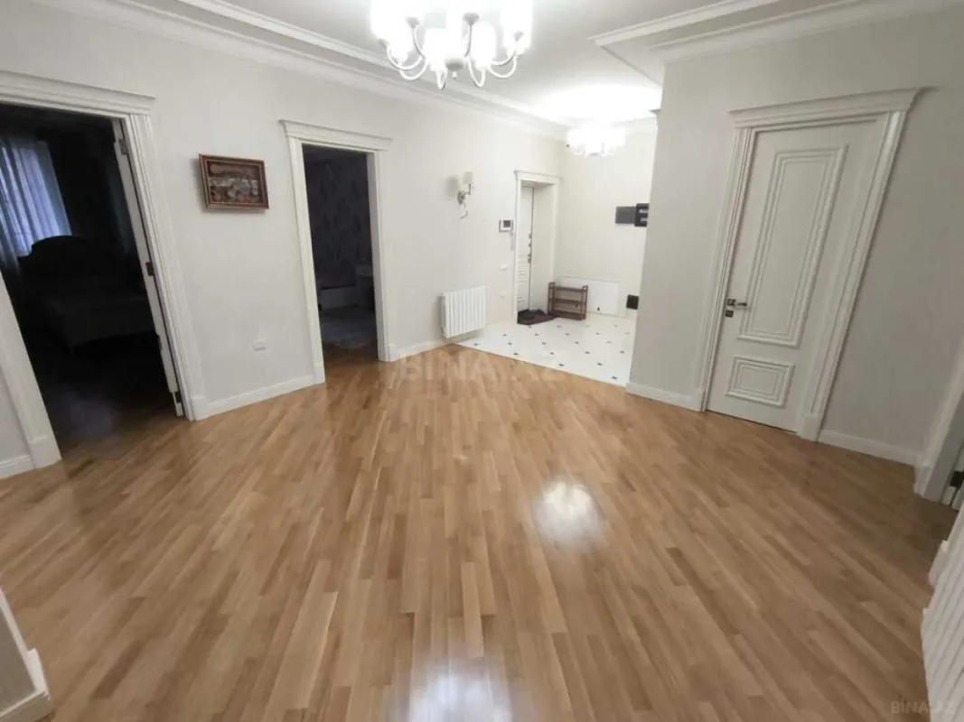 Kirayə verilir 4 otaqlı mənzil 176 m²