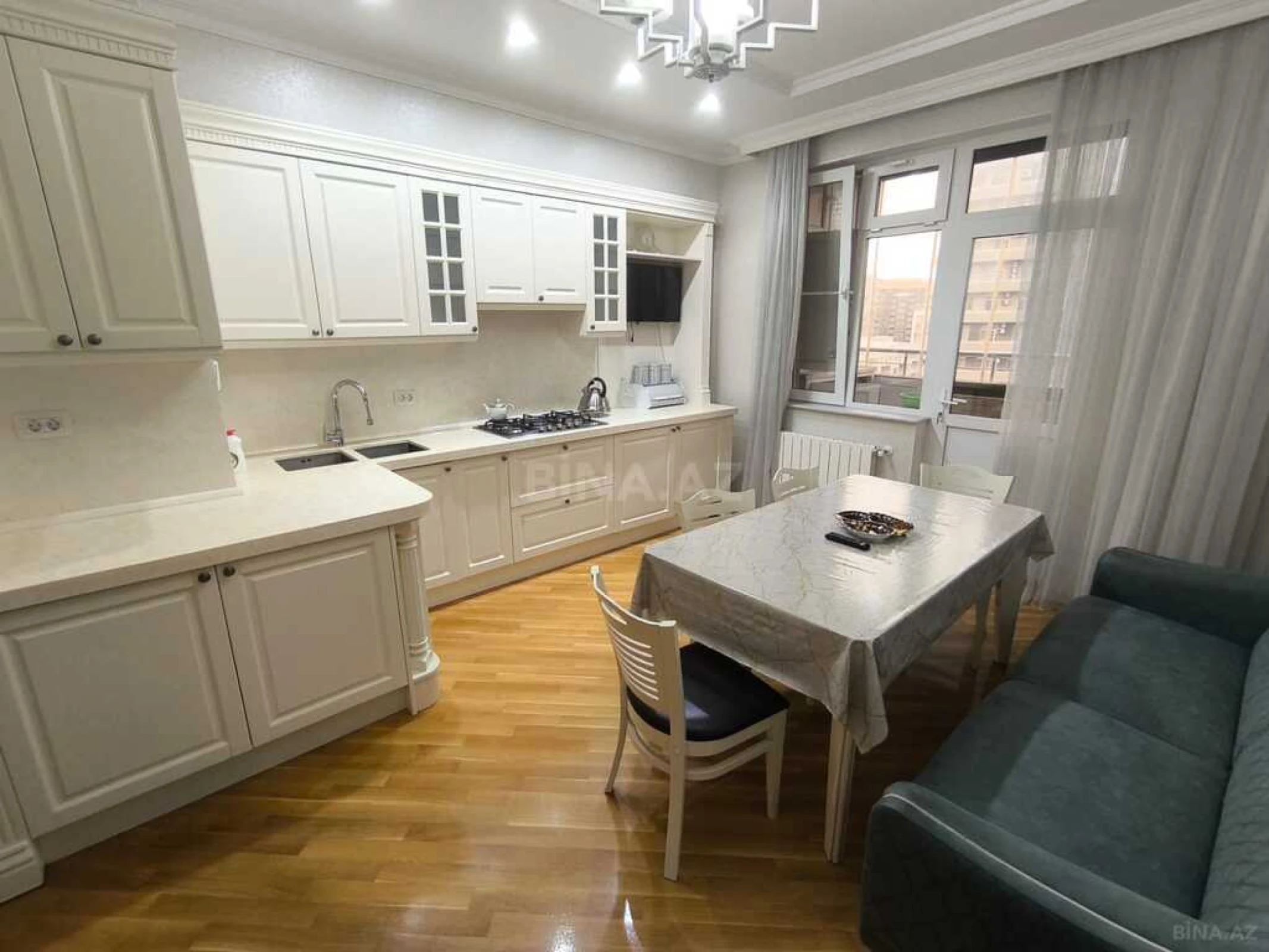 Kirayə verilir 4 otaqlı mənzil 176 m²