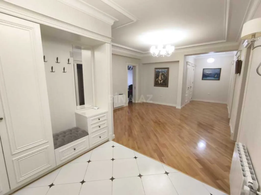 Kirayə verilir 4 otaqlı mənzil 176 m²