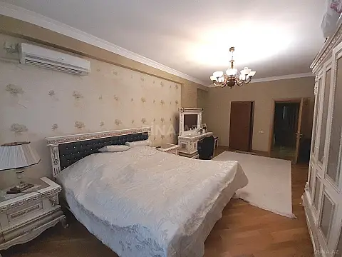 Satılır 3 otaqlı mənzil 137 m²