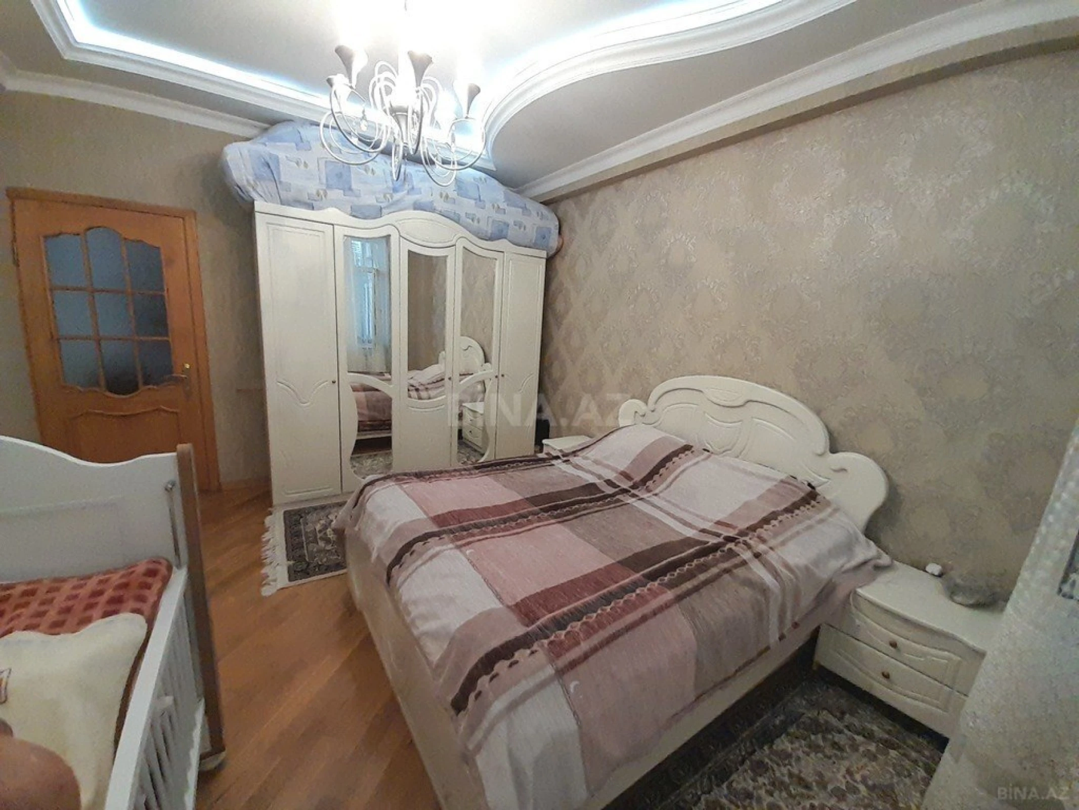 Satılır 3 otaqlı mənzil 137 m²