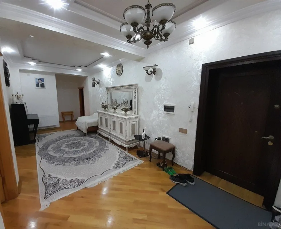 Satılır 3 otaqlı mənzil 137 m²