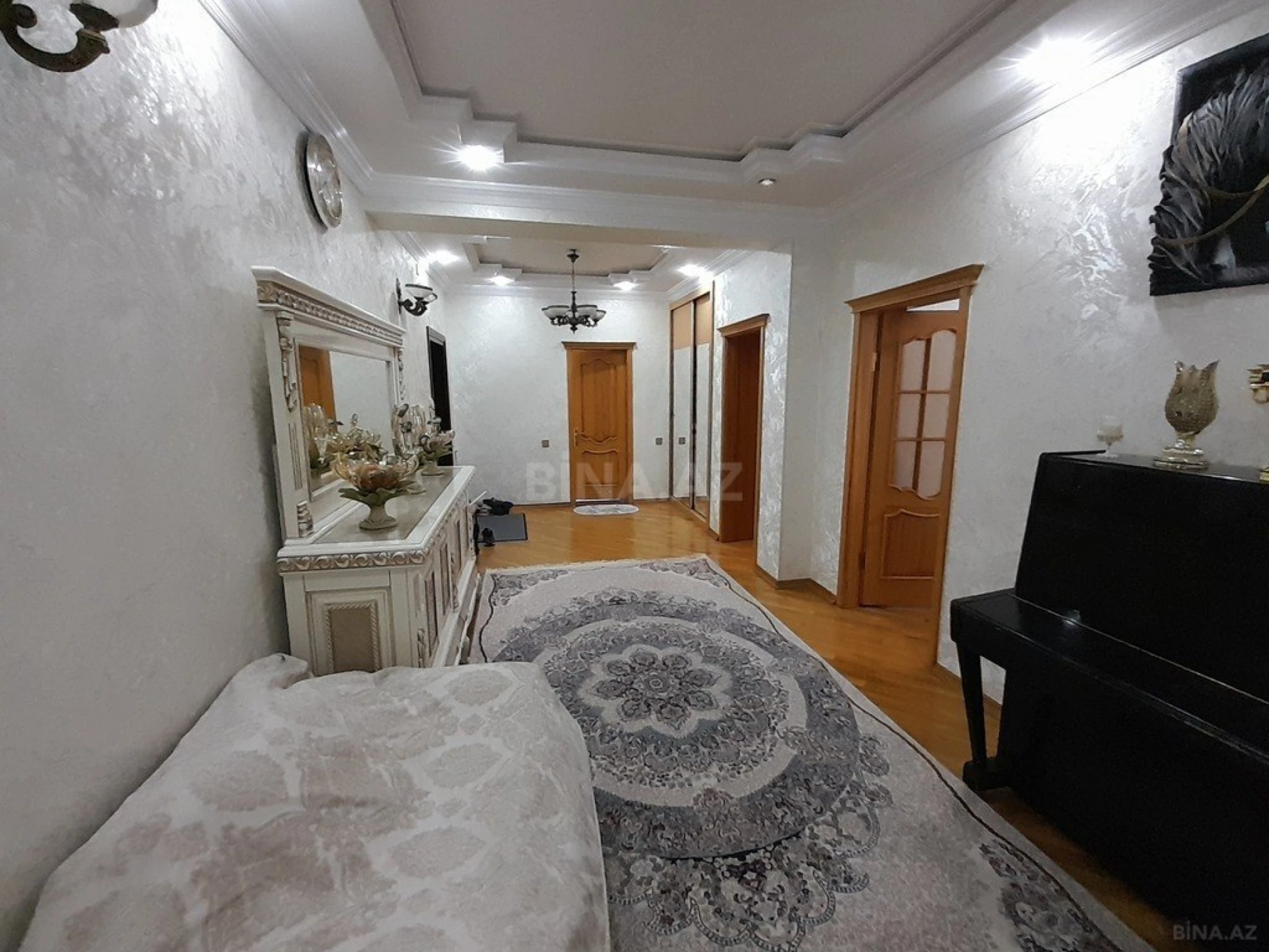 Satılır 3 otaqlı mənzil 137 m²