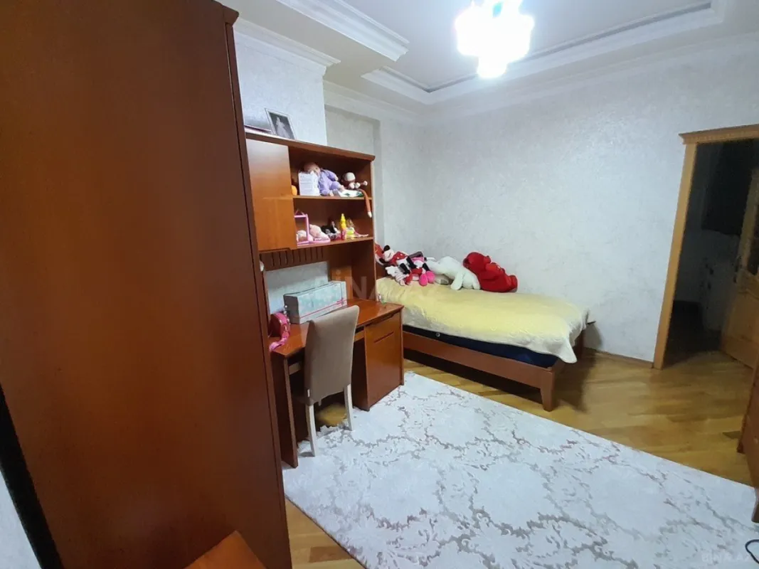 Satılır 3 otaqlı mənzil 137 m²