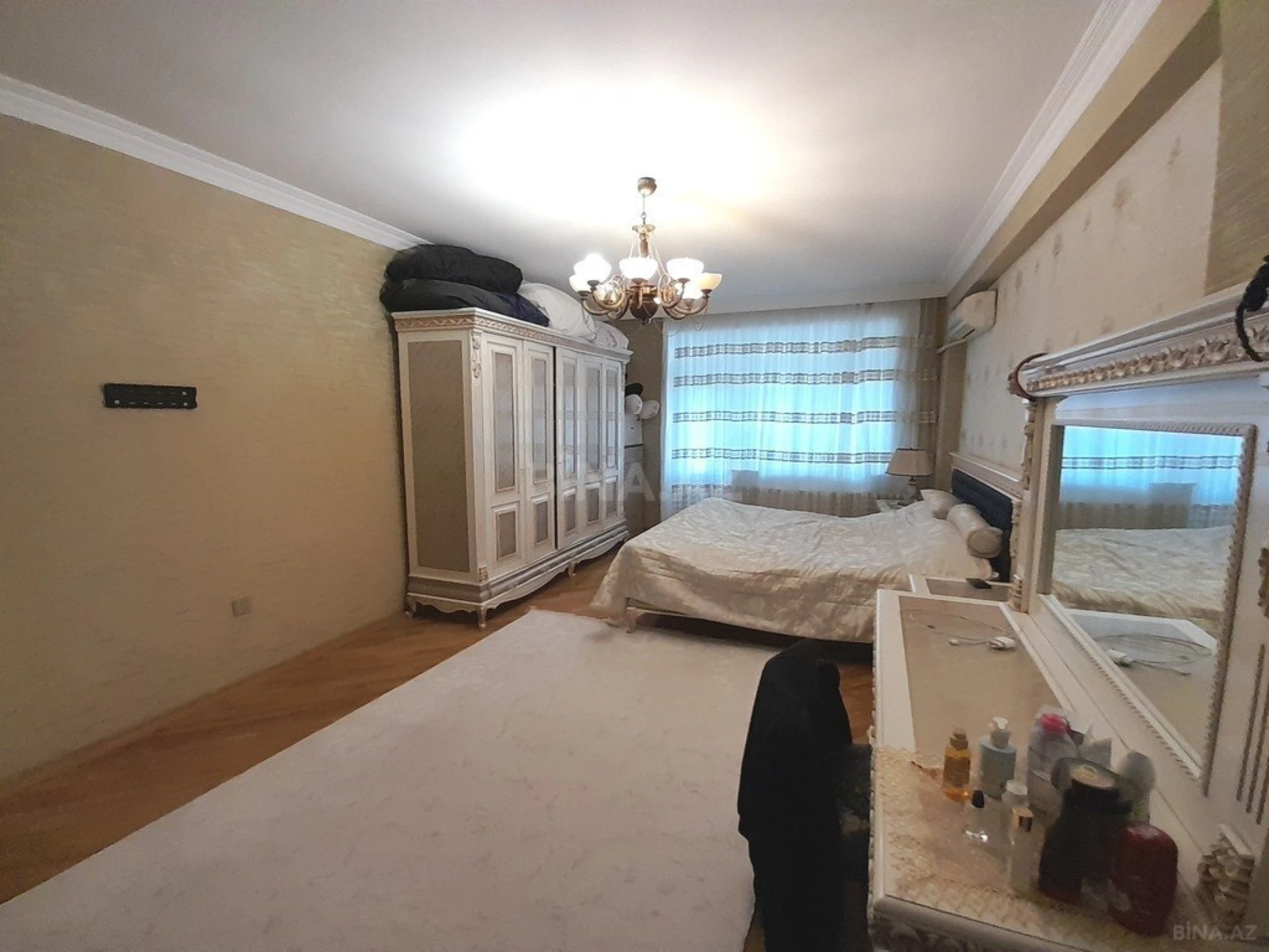 Satılır 3 otaqlı mənzil 137 m²