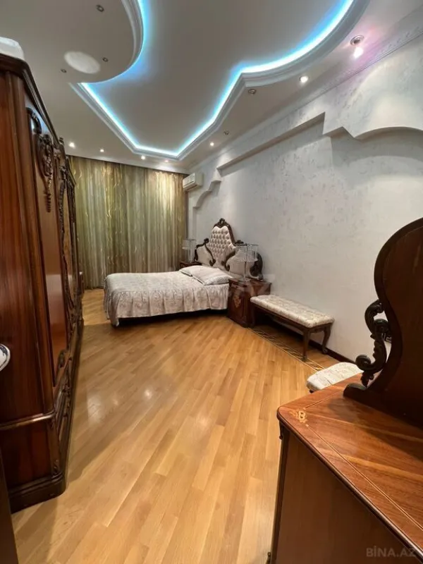 Satılır 4 otaqlı mənzil 220 m²