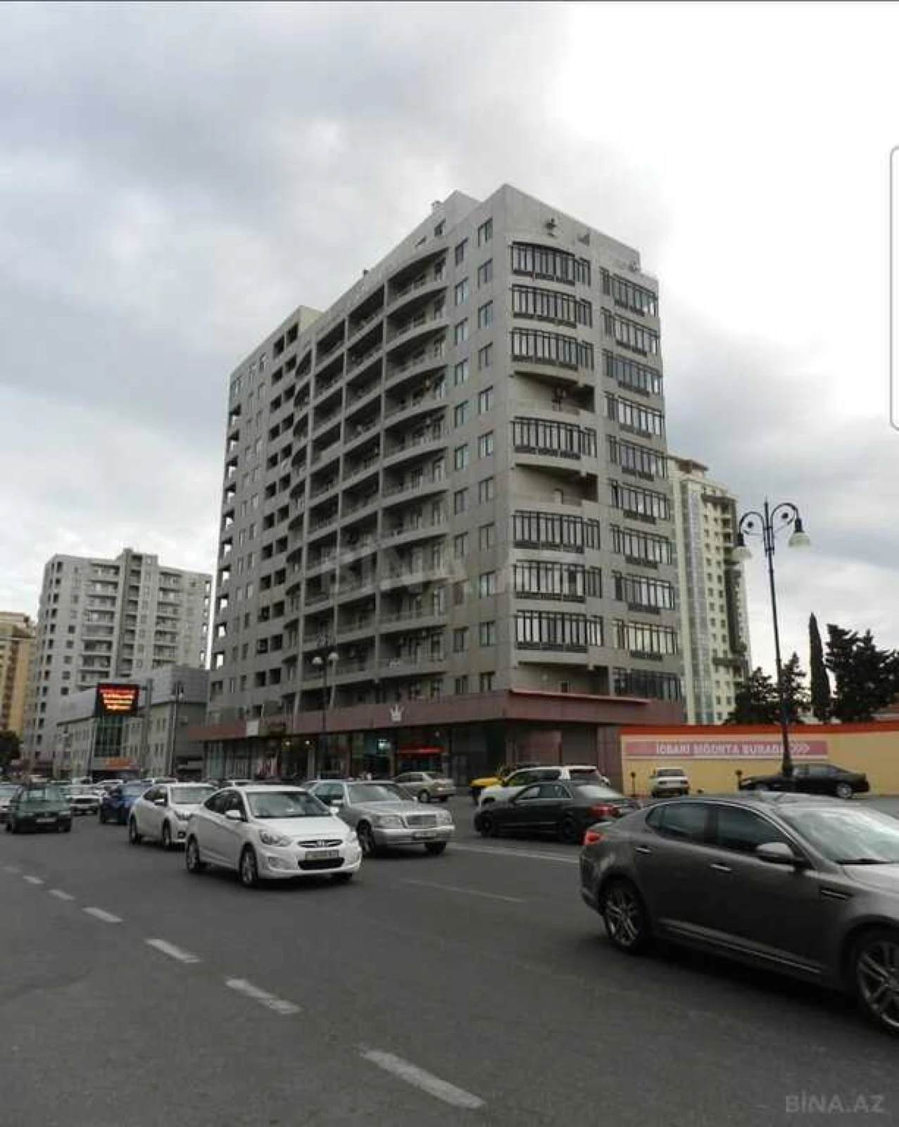 Satılır 4 otaqlı mənzil 220 m²