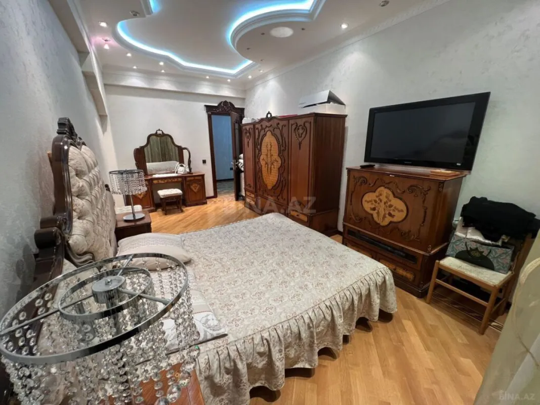 Satılır 4 otaqlı mənzil 220 m²