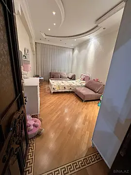 Satılır 4 otaqlı mənzil 220 m²