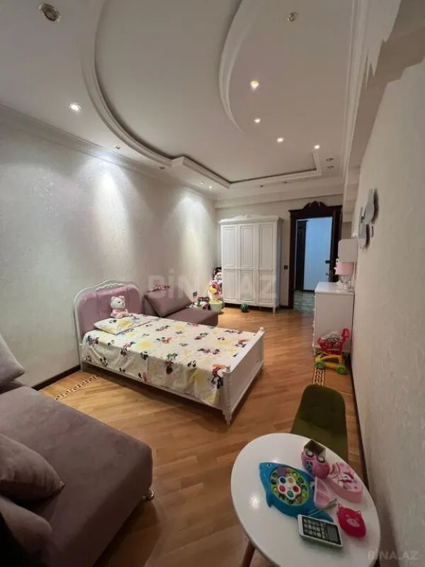 Satılır 4 otaqlı mənzil 220 m²