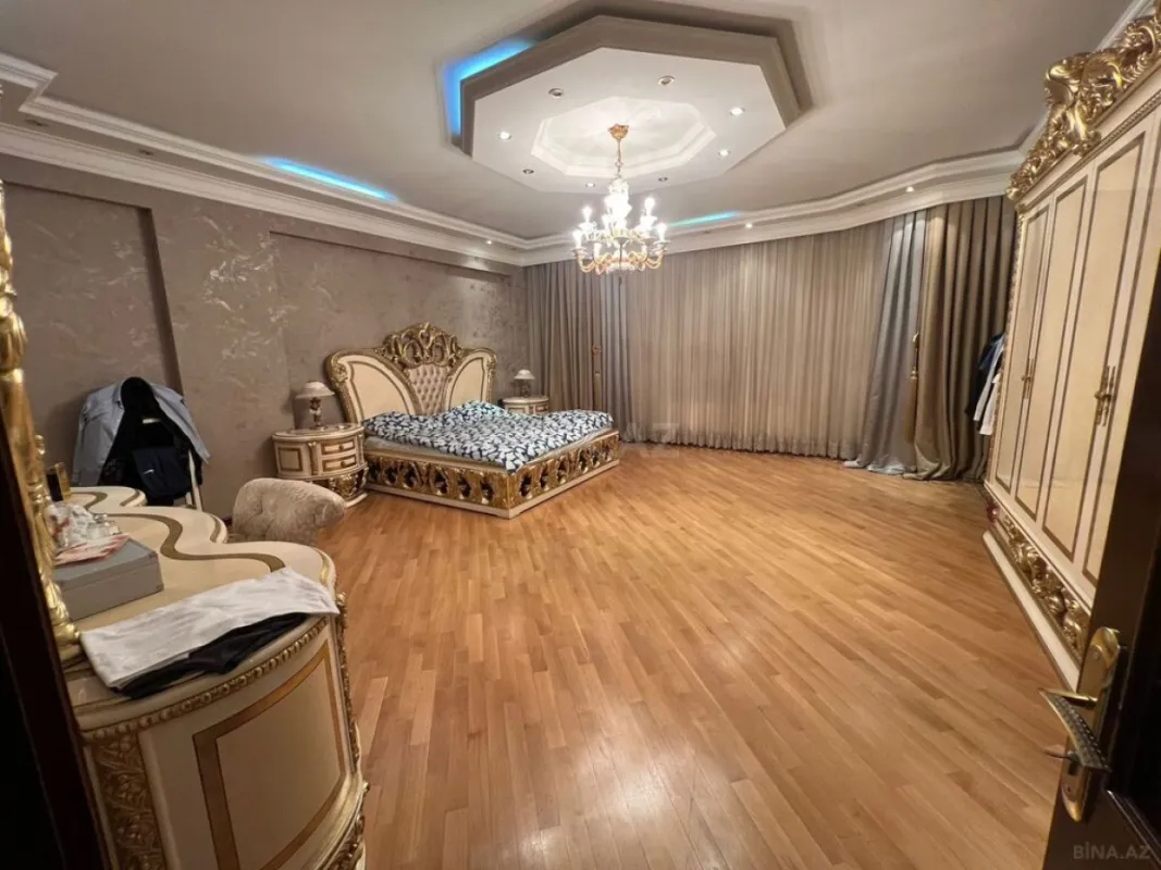 Satılır 4 otaqlı mənzil 220 m²