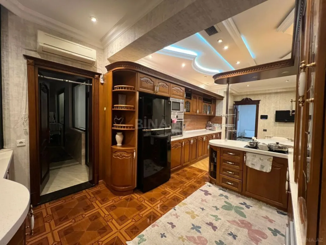 Satılır 4 otaqlı mənzil 220 m²