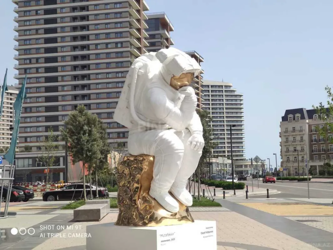 Satılır obyekt 385 m²