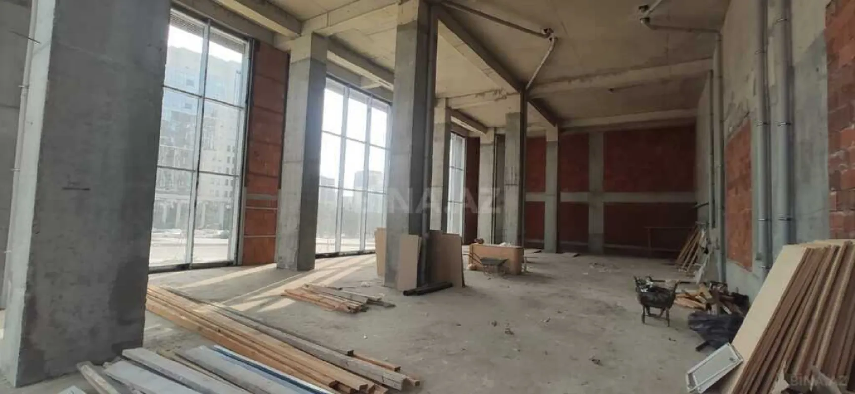 Satılır obyekt 385 m²