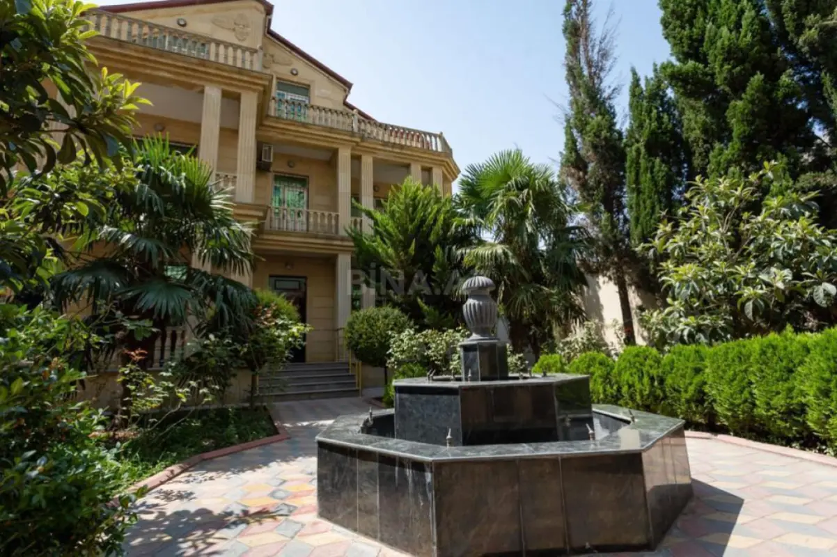 Satılır 9 otaqlı həyət evi 600 m²
