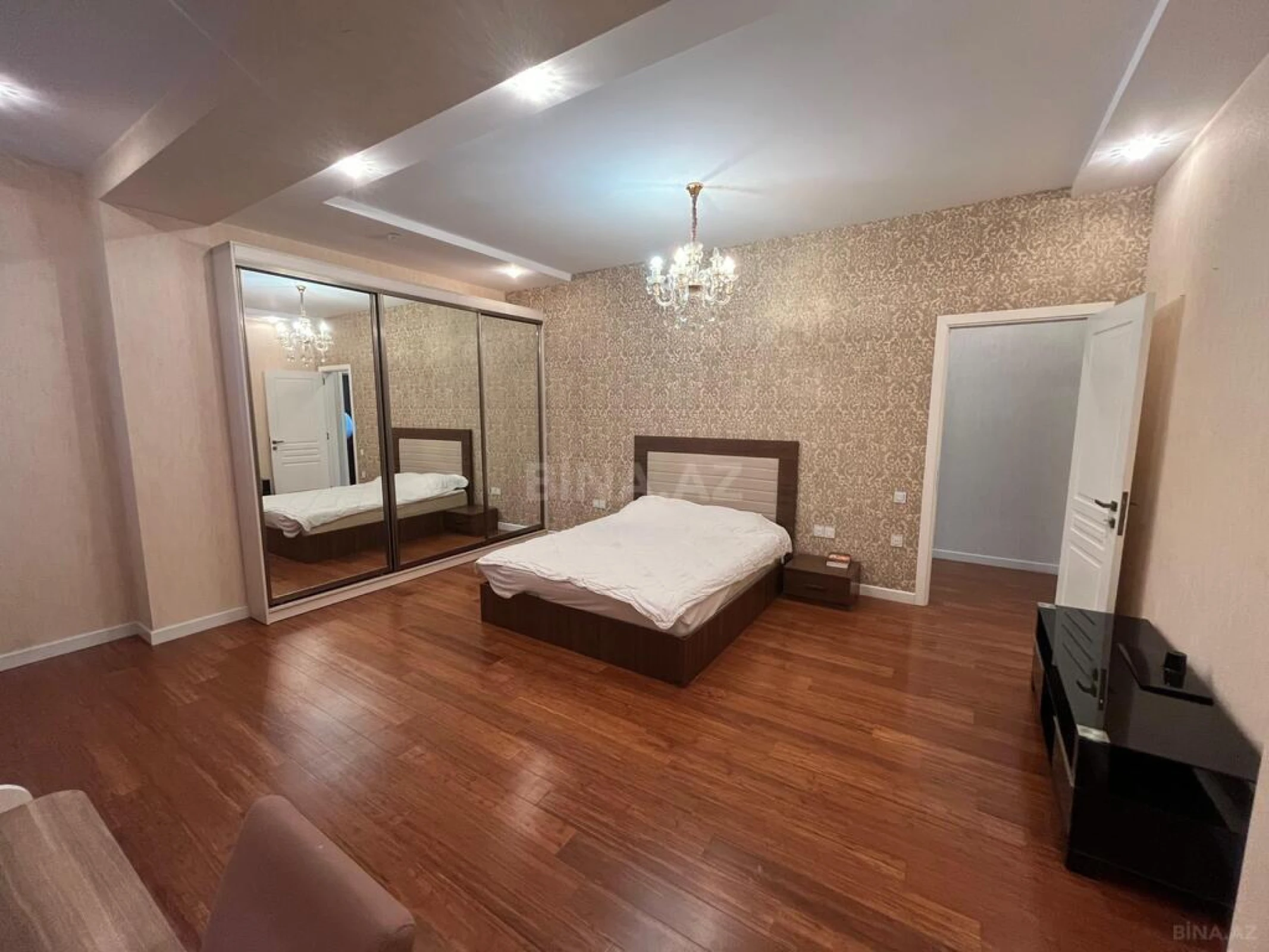 Satılır 4 otaqlı mənzil 186 m²