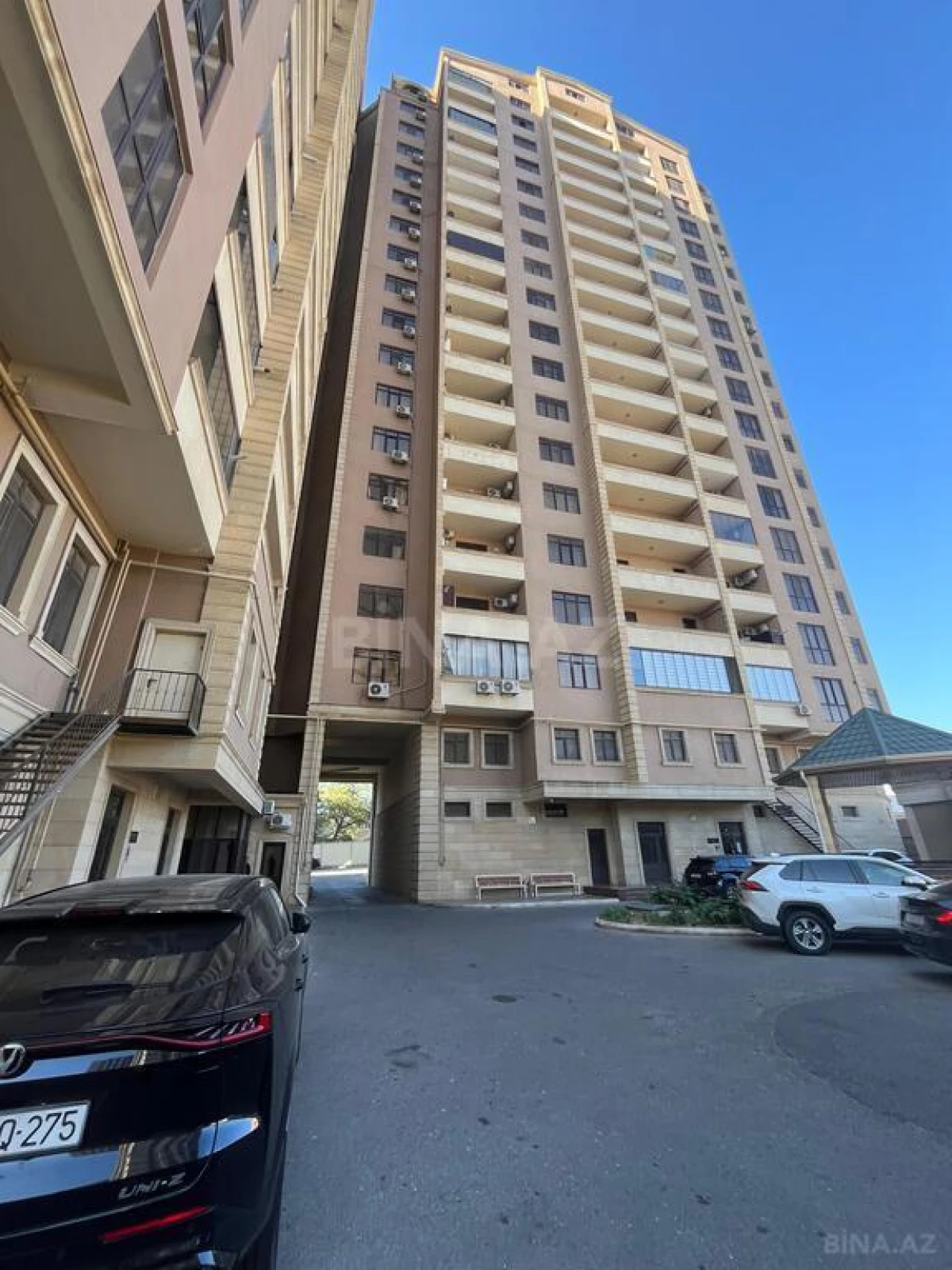 Satılır 4 otaqlı mənzil 186 m²