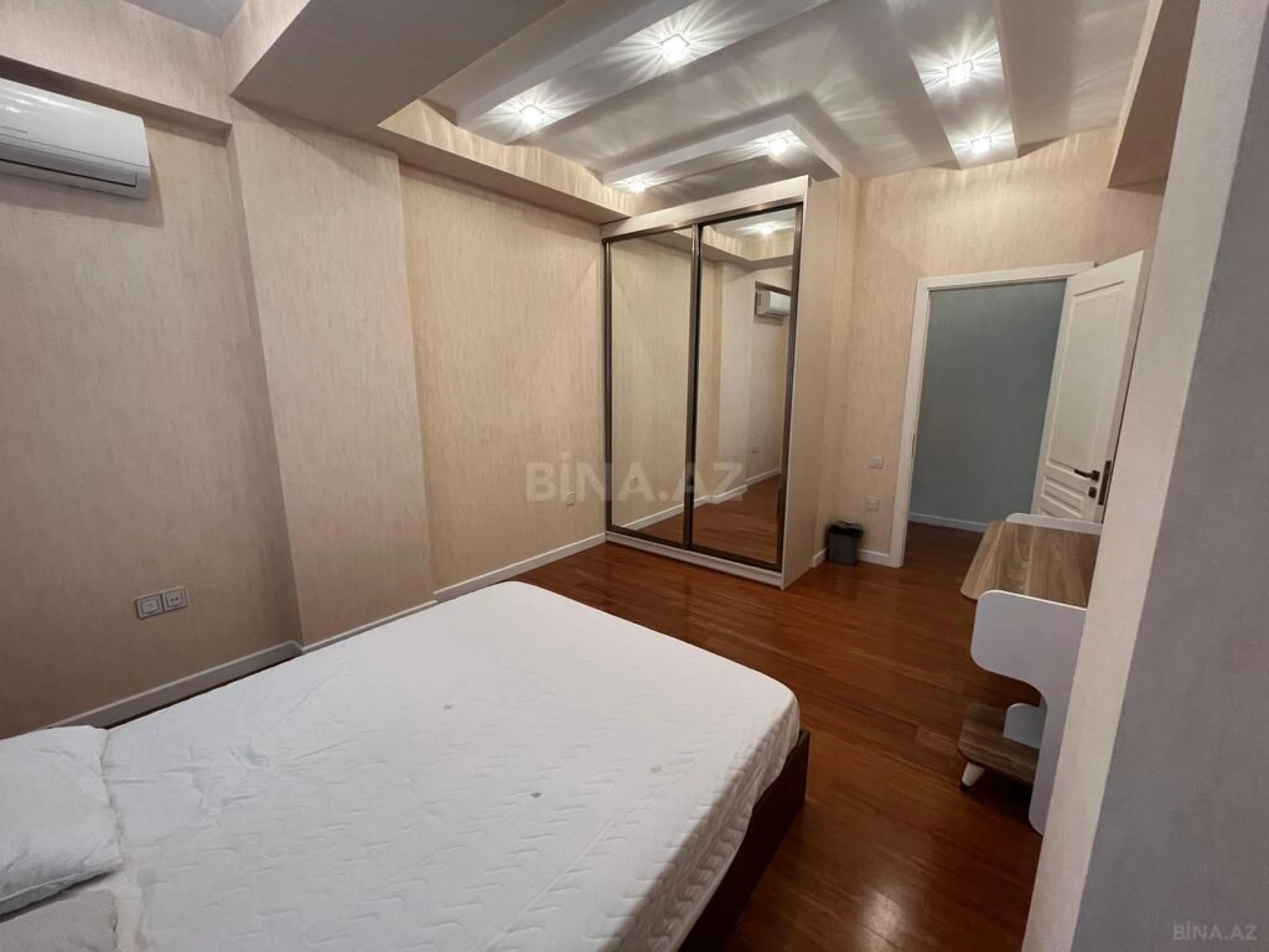 Satılır 4 otaqlı mənzil 186 m²