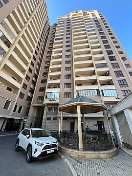 Satılır 4 otaqlı mənzil 186 m²