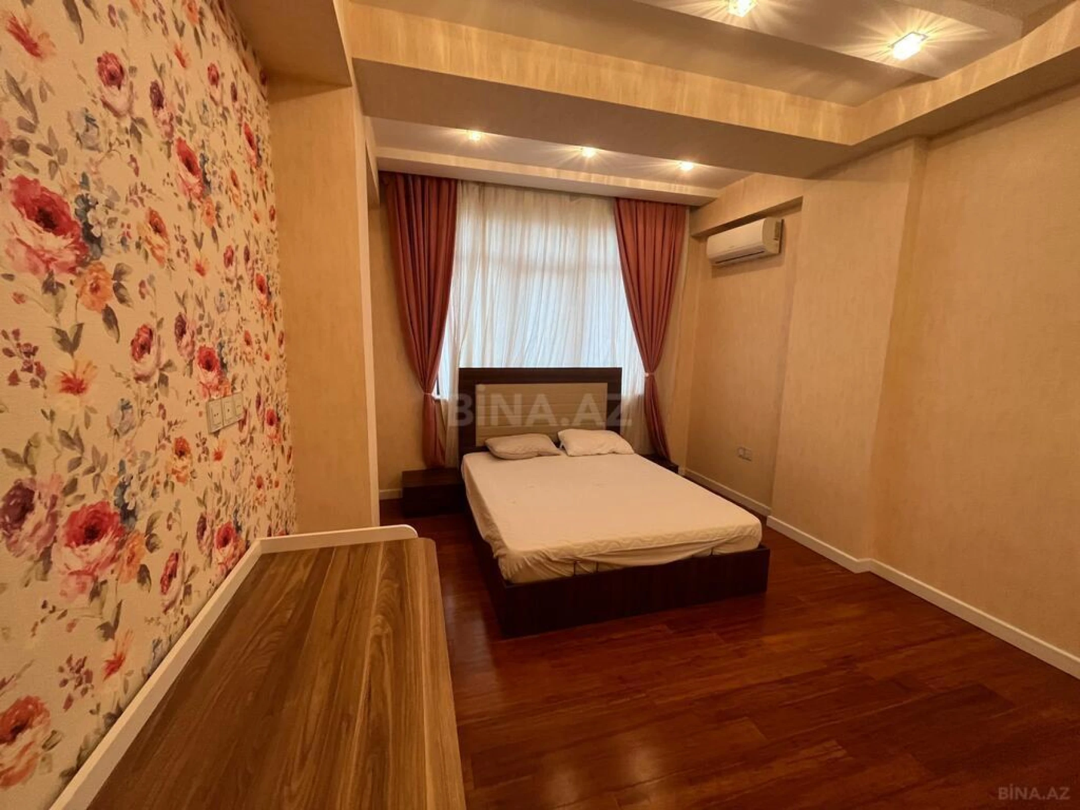 Satılır 4 otaqlı mənzil 186 m²