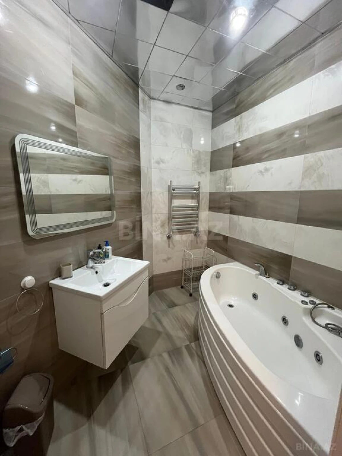 Satılır 4 otaqlı mənzil 186 m²
