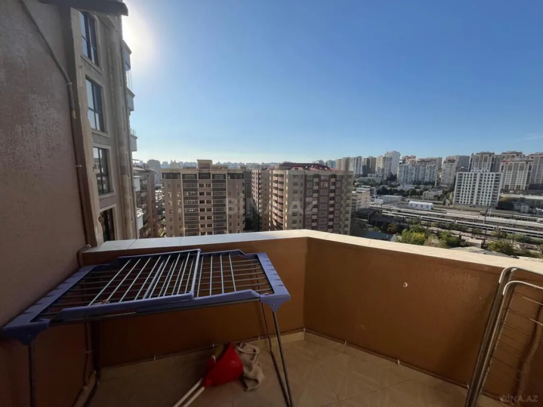 Satılır 4 otaqlı mənzil 186 m²