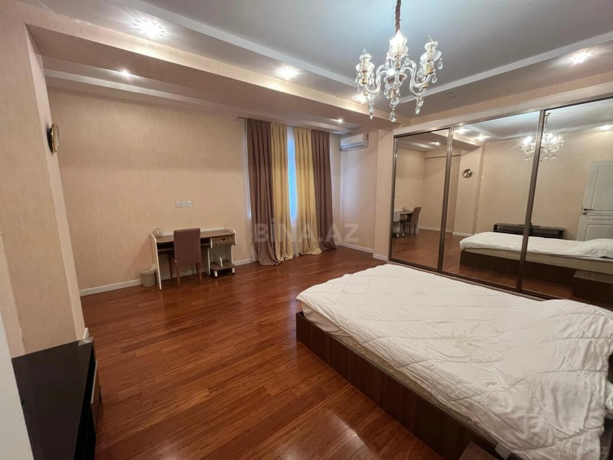Satılır 4 otaqlı mənzil 186 m²