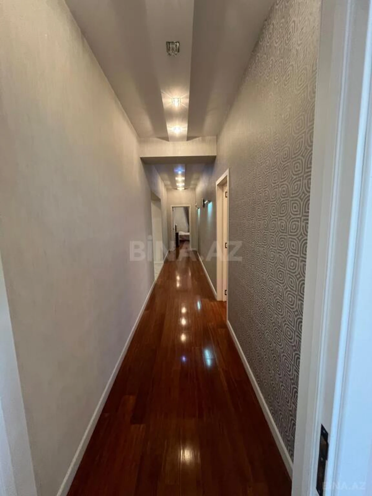 Satılır 4 otaqlı mənzil 186 m²