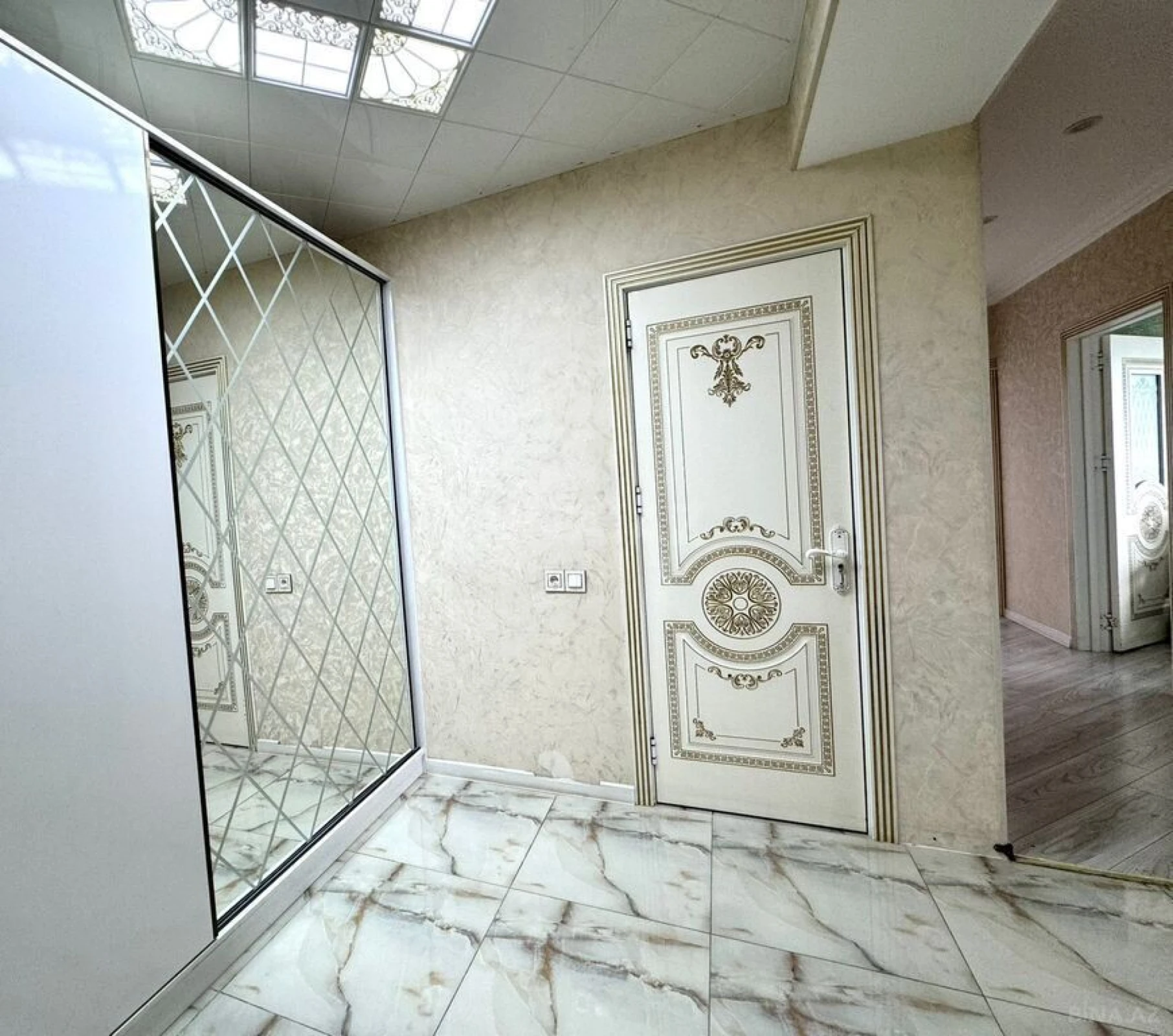 Satılır 2 otaqlı mənzil 109 m²