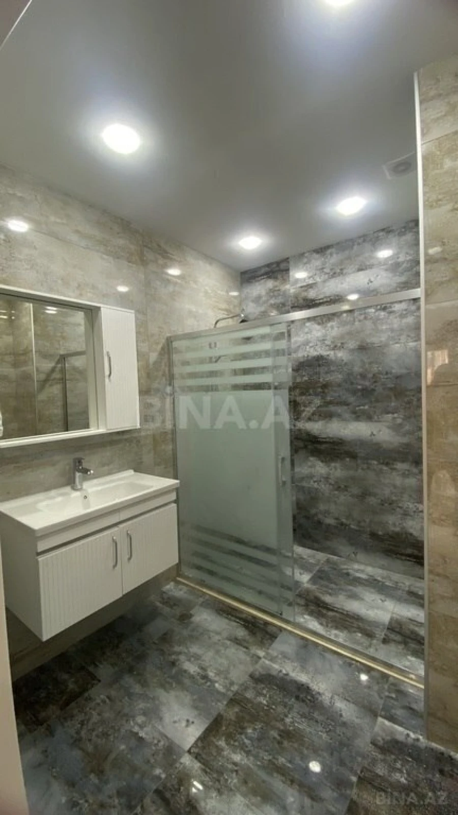 Satılır 3 otaqlı mənzil 140 m²