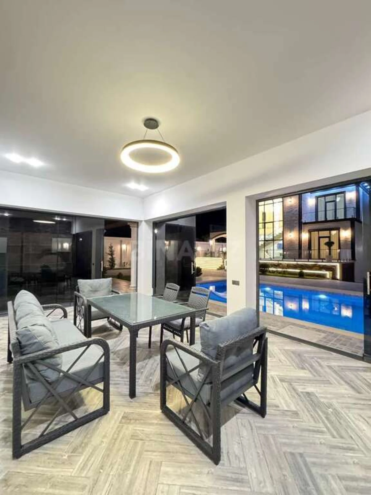 Satılır 6 otaqlı həyət evi 670 m²