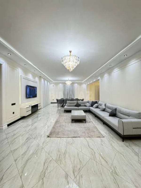 Satılır 6 otaqlı həyət evi 670 m²