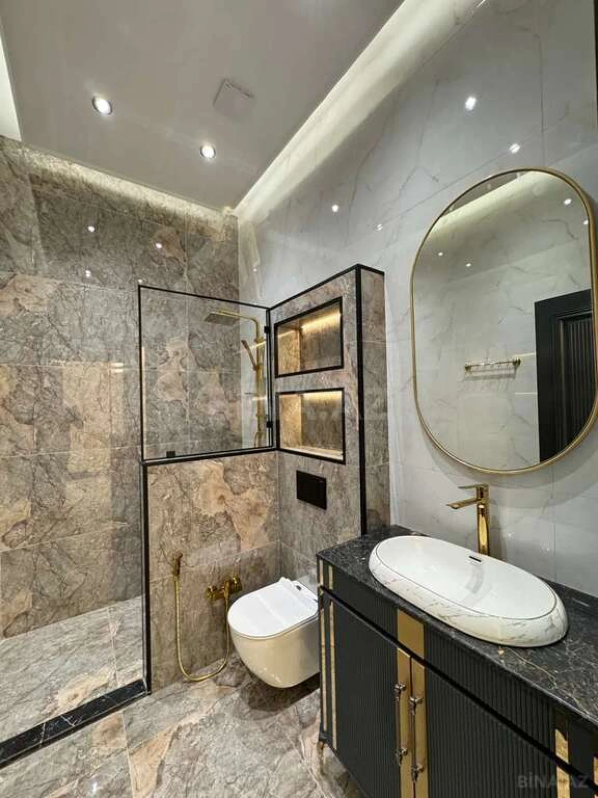 Satılır 6 otaqlı həyət evi 670 m²