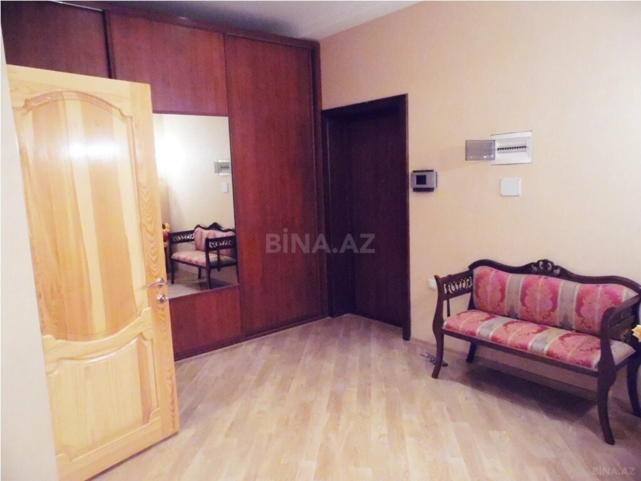 Satılır 3 otaqlı mənzil 136 m²