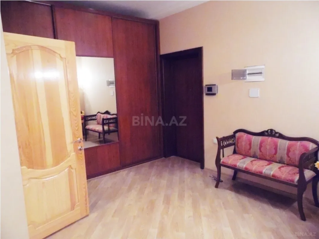 Satılır 3 otaqlı mənzil 136 m²