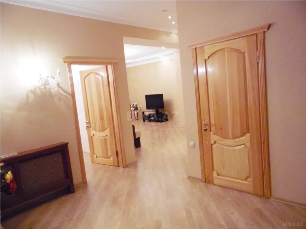 Satılır 3 otaqlı mənzil 136 m²