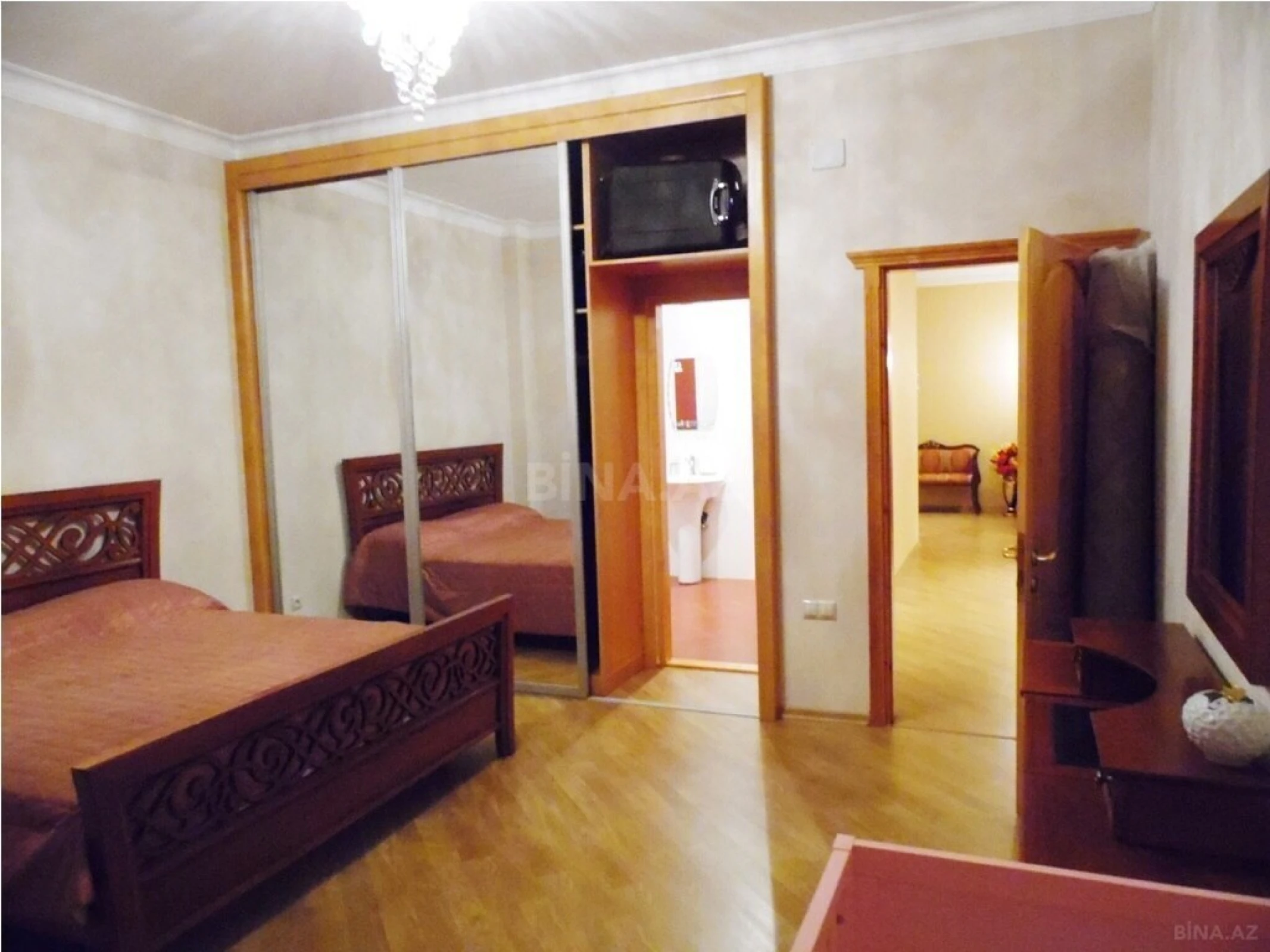 Satılır 3 otaqlı mənzil 136 m²