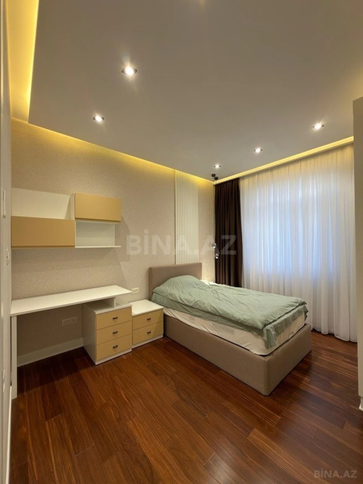 Satılır 5 otaqlı mənzil 230 m²