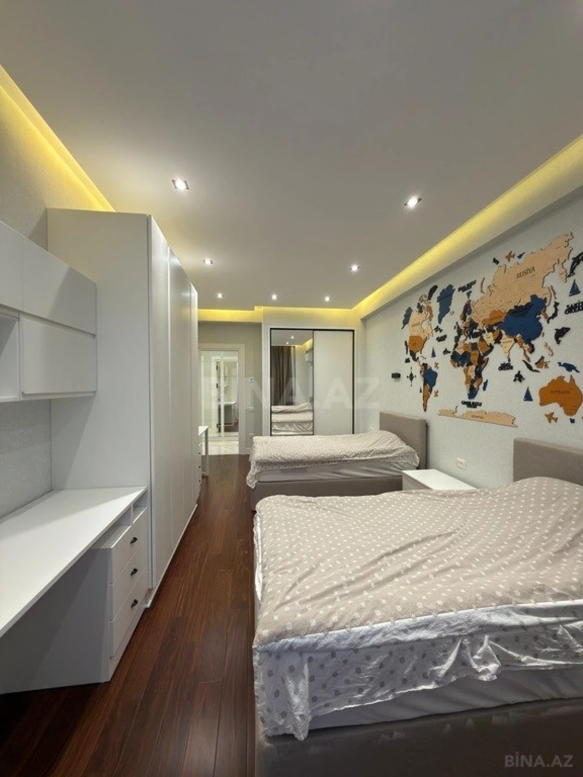 Satılır 5 otaqlı mənzil 230 m²