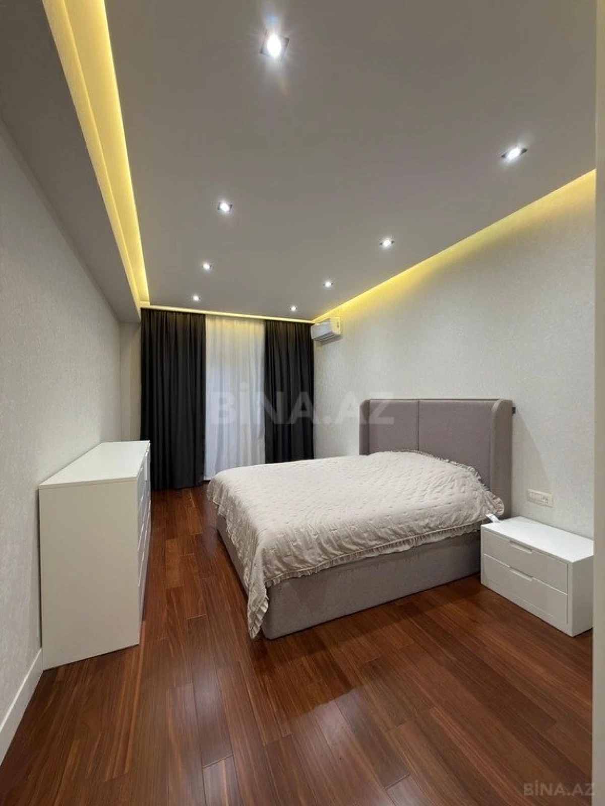 Satılır 5 otaqlı mənzil 230 m²