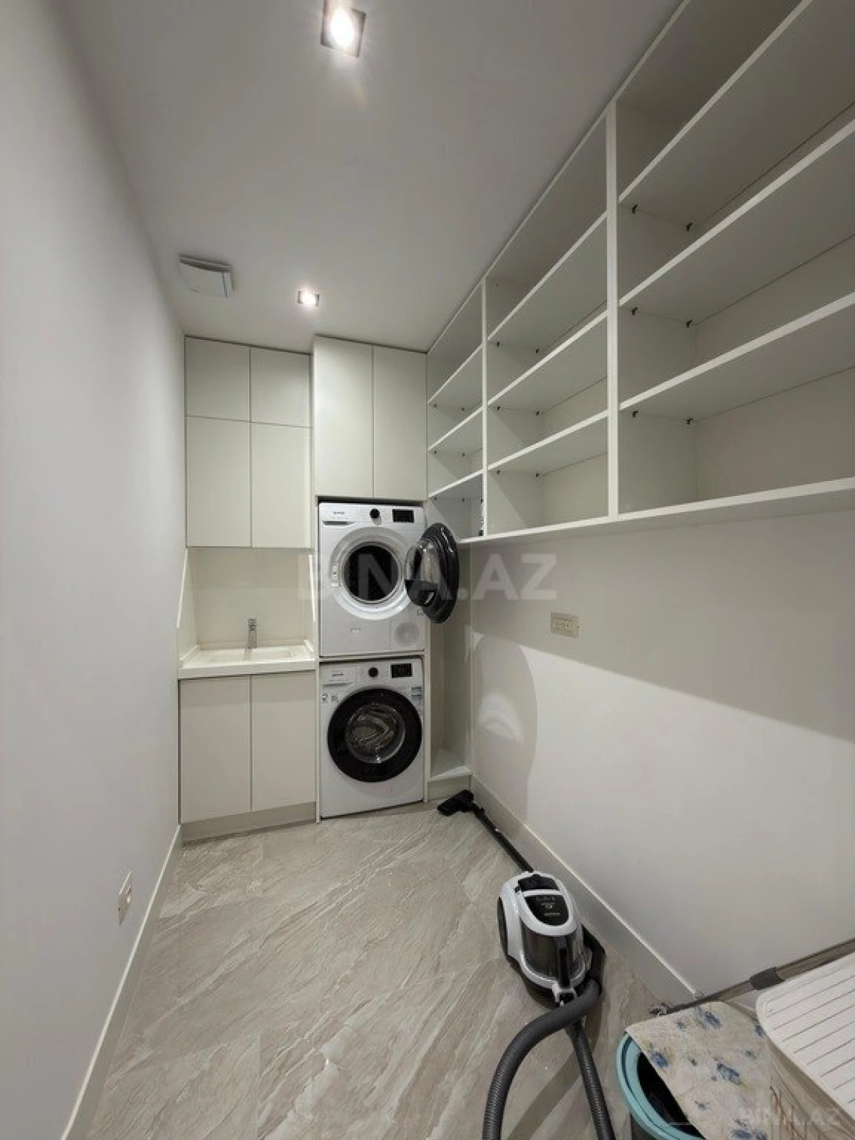 Satılır 5 otaqlı mənzil 230 m²