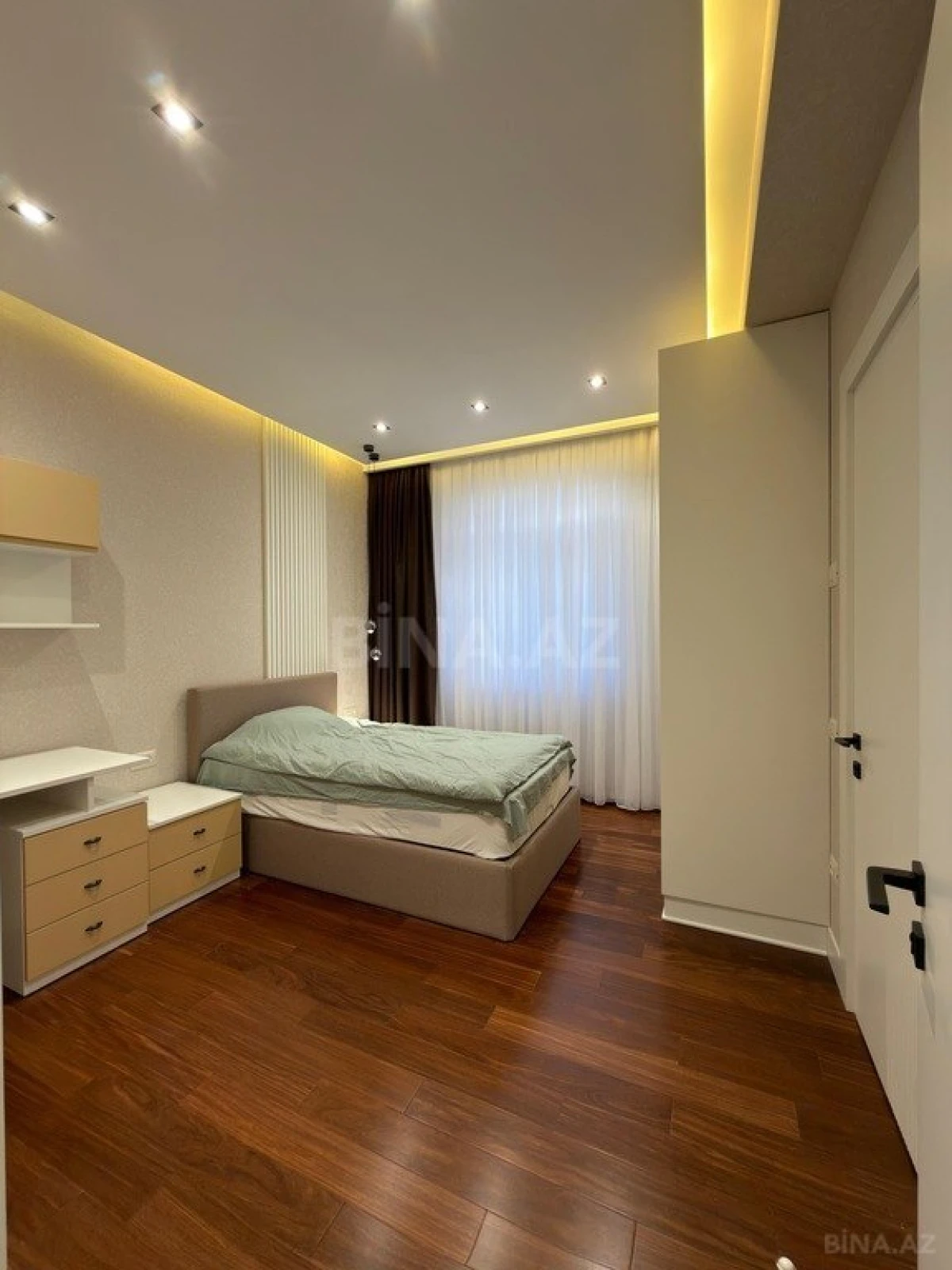 Satılır 5 otaqlı mənzil 230 m²