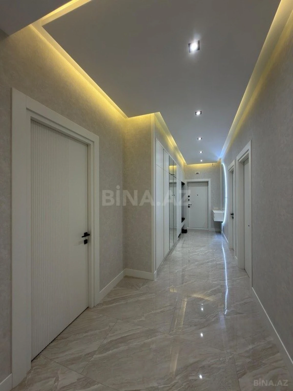 Satılır 5 otaqlı mənzil 230 m²