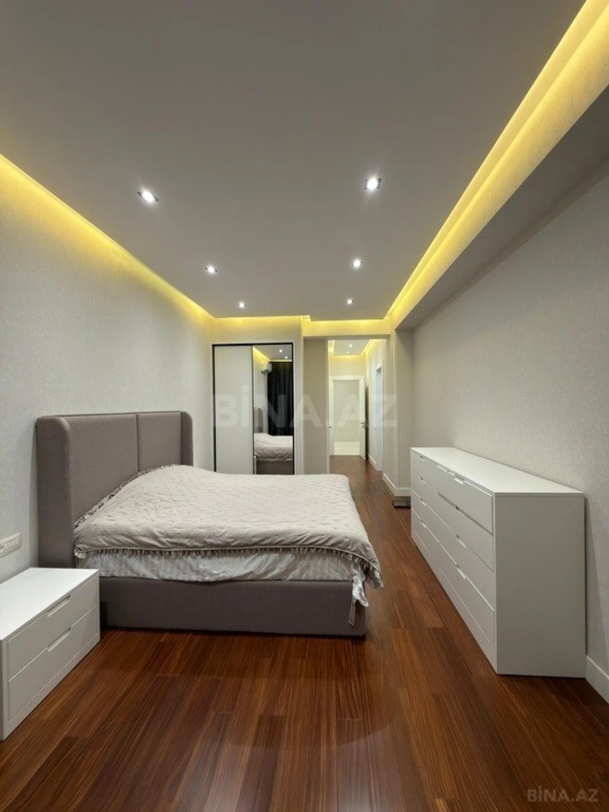 Satılır 5 otaqlı mənzil 230 m²